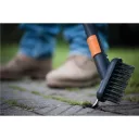 Fiskars QuikFit járdatisztító kefe