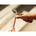 Fiskars 1023619 épületgépészeti kés tokba épített élezővel - 22 cm (9 cm pengehossz)