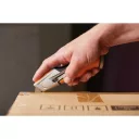 Fiskars 1027223 CarbonMax visszahúzható pengekés (trapézpengés)