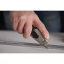 Fiskars 1027223 CarbonMax visszahúzható pengekés (trapézpengés)