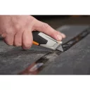 Fiskars 1027223 CarbonMax visszahúzható pengekés (trapézpengés)