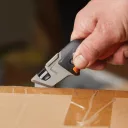 Fiskars 1027224 CarbonMax összecsukható pengekés (trapézpengés)