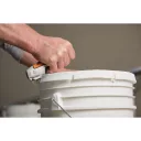 Fiskars 1027225 CarbonMax Painters összecsukható pengekés festőknek (trapézpengés)
