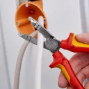 Knipex 13 46 165 csupaszító-köpenyeltávolító fogó oldalvágóval (VDE, 165 mm)